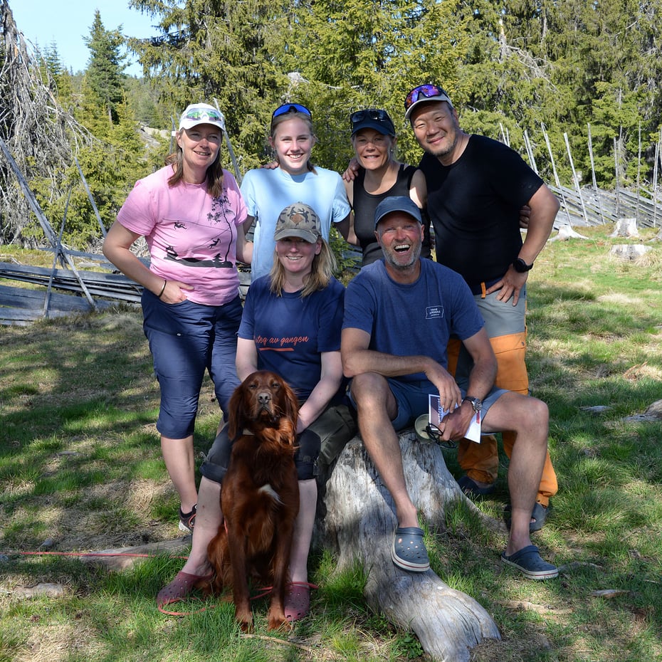 Blide kursdeltagere og en hund.