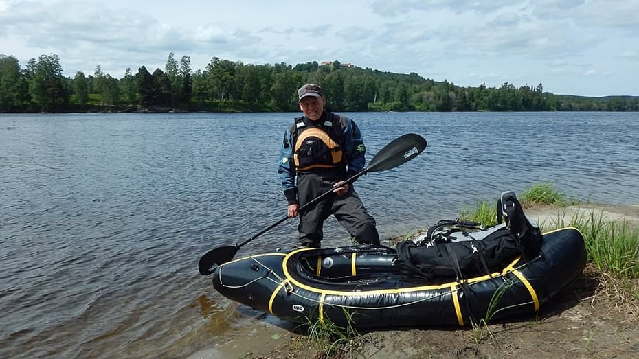 Mann med packraft