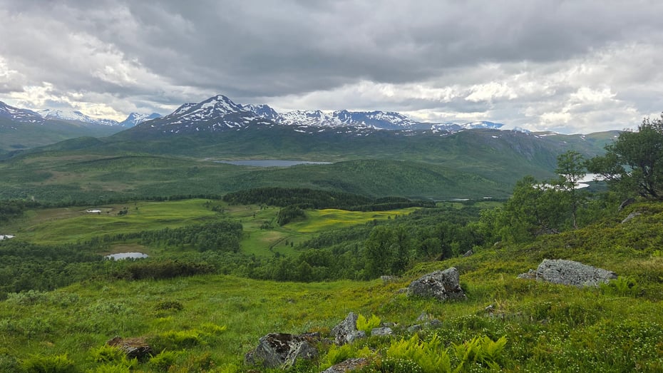 Hinnøya på tvers byr på et mektig skue hele veien fra Harstad til Kanstadbotn. Bildet er tatt fra Finnslettheia mot Storjorda i Kvæfjord.