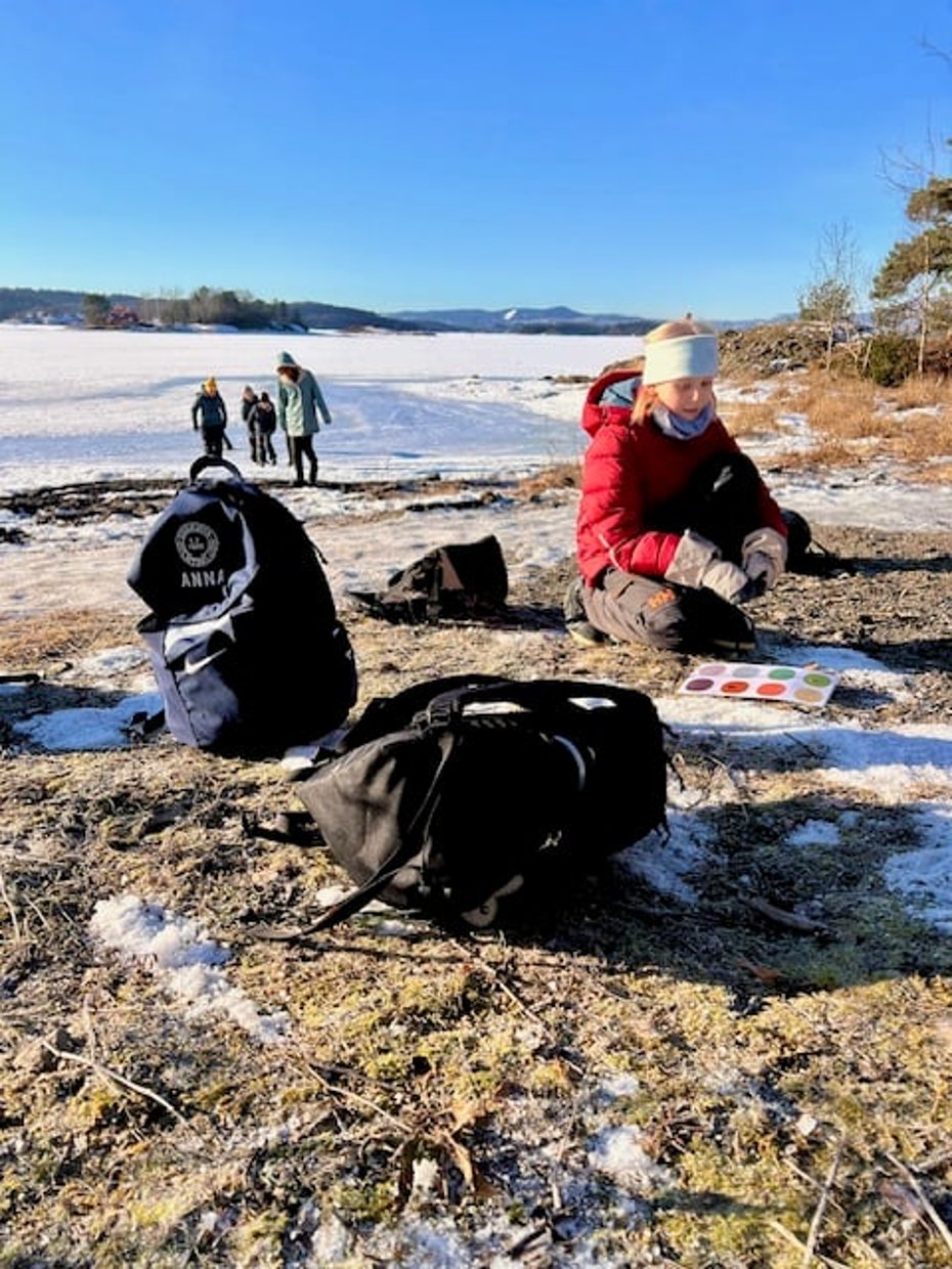 På stranden
