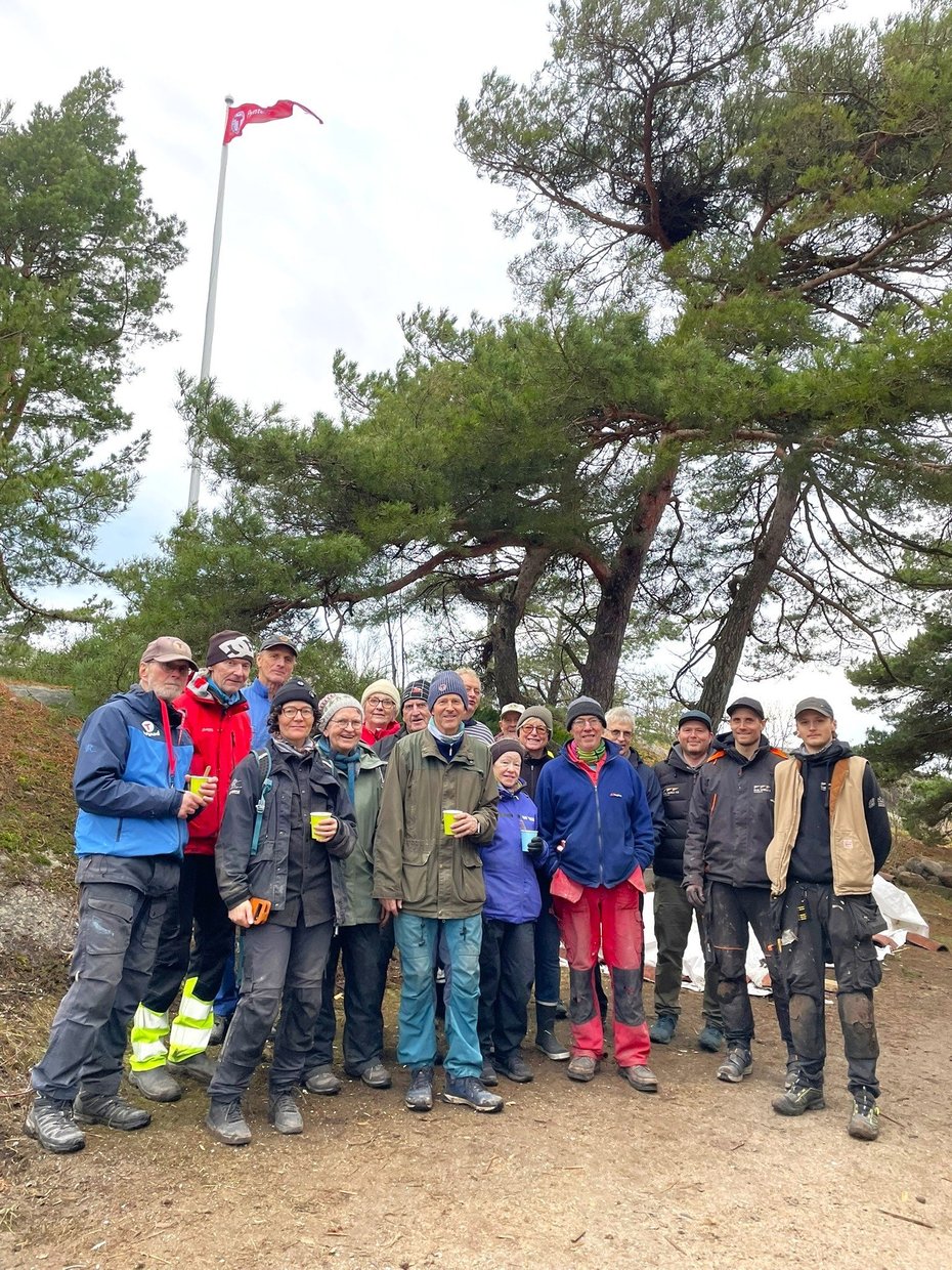 En gjeng med frivillige og arbeidsfolk er samlet til flaggheising på Pynten på Kråkerøy.