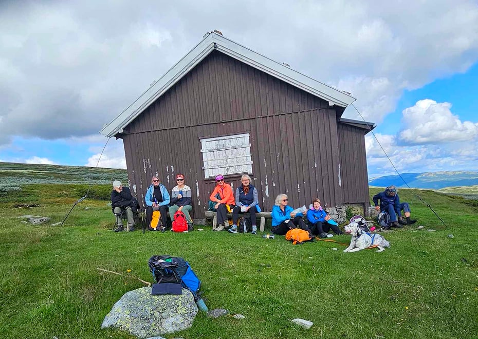 Turfolk i hyttevegg