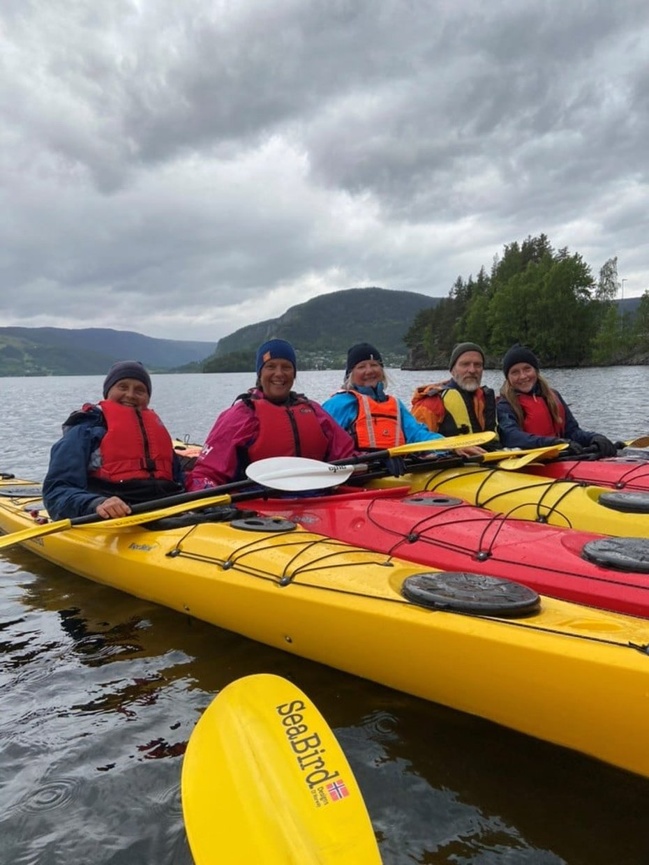 I flåte med bare blide ansikter