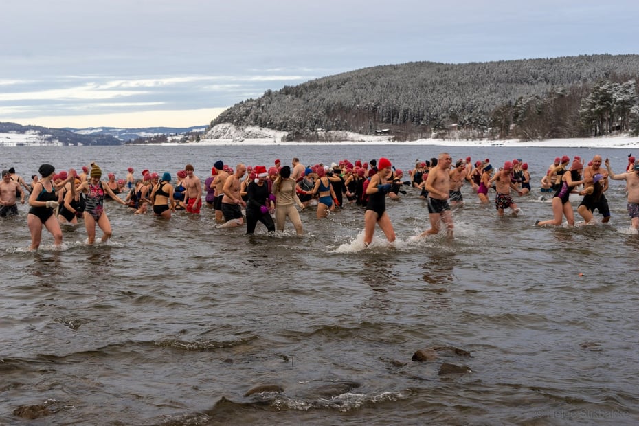 Isbadere på vei inn igjen fra Mjøsa