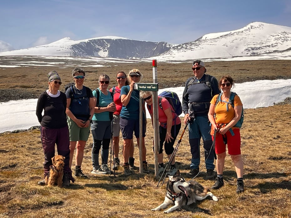 Oppe ved Hindflyin skiltet på 1450 moh og med utsikt over Nautgardstinden til venstre 2250 moh, Hindholet og Stor Nubben 2174 moh 