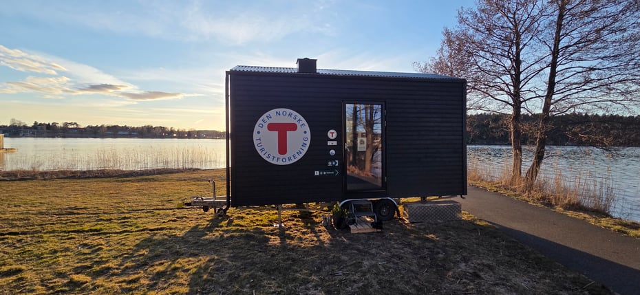 DNT-hytta på tur i solnedgang ved Tunevannet i Sarpsborg.