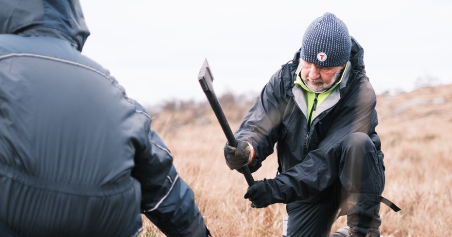 Mann hogger med baksiden av en øks.