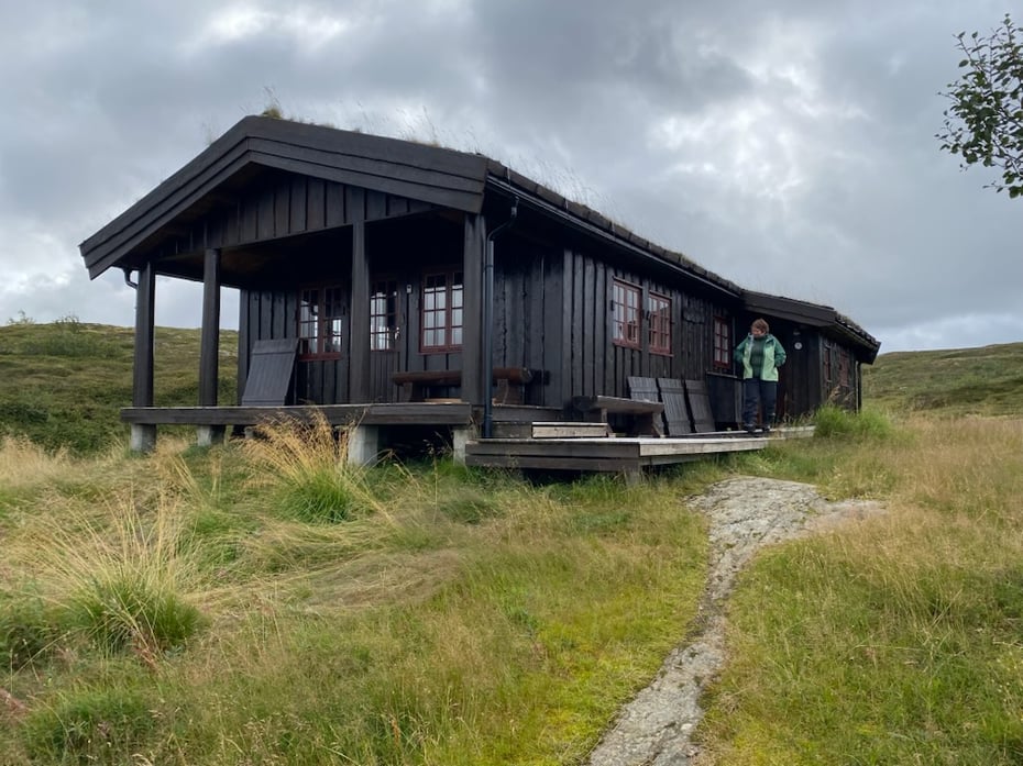 Brun hytte ved Østre Sulsjøan i Meråker