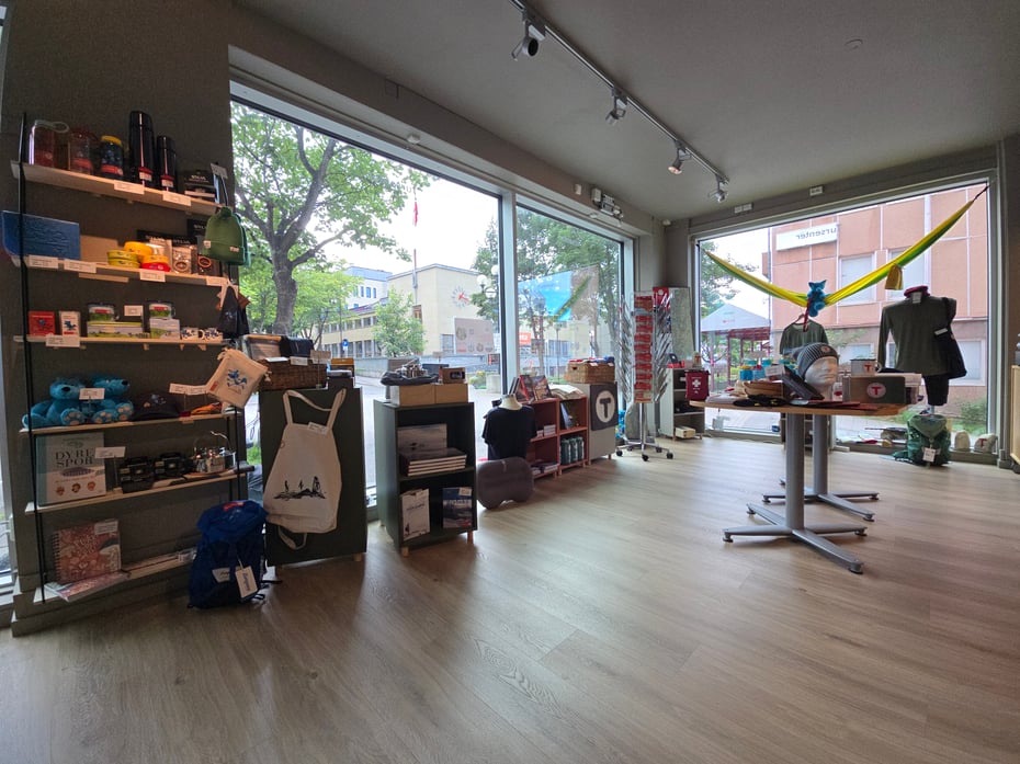 Bilde av tursenteret vårt tatt inne i butikken