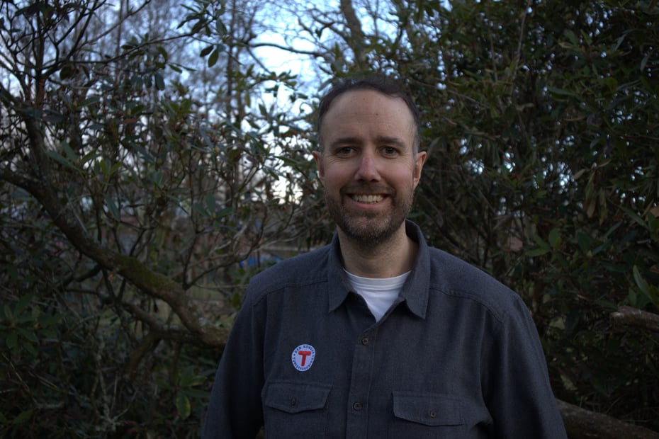 Mann som står foran busk ute i naturen