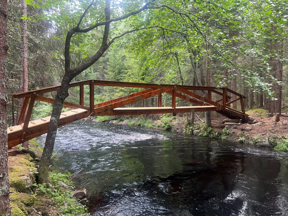 Ferdig bro over Vikeråa