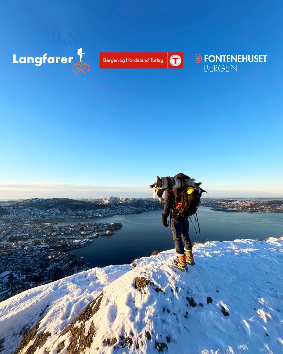 Bilde av mann med sekk som ser på utsikt