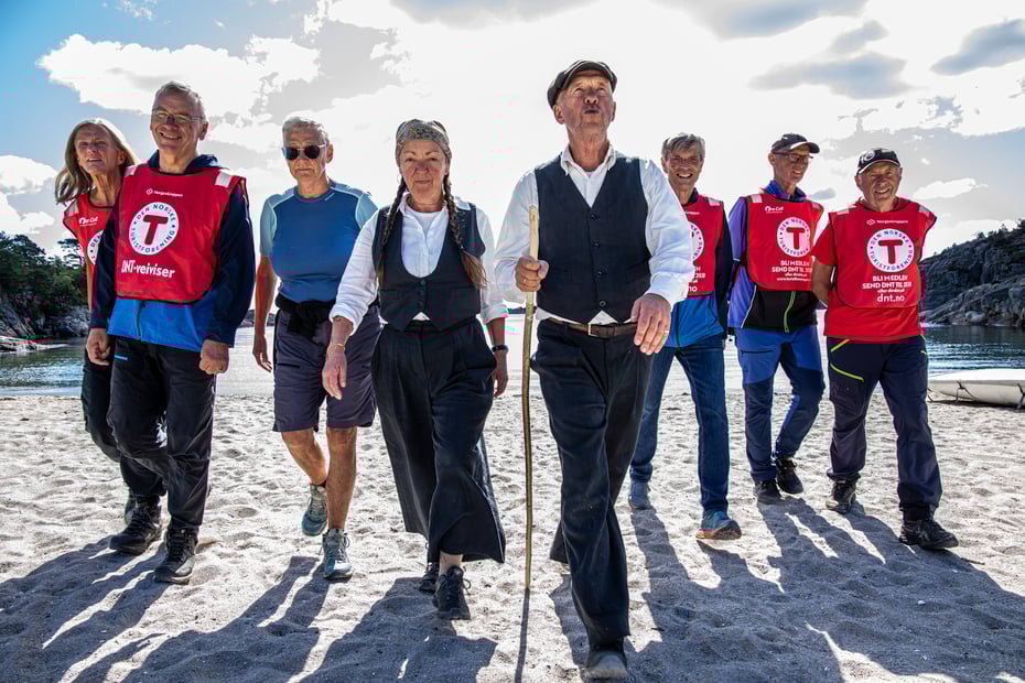 8 personer går