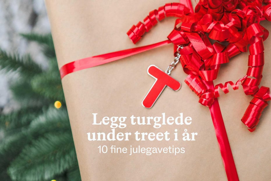 Gave med brunt papir og rødt bånd. Tekst på bildet hvor det står: Legg turglede under treet i år