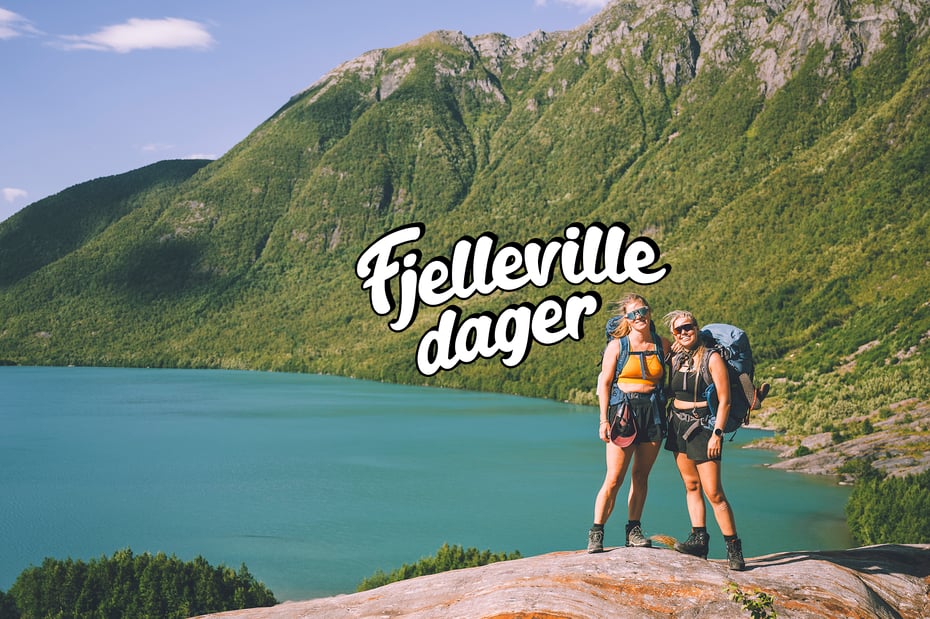 Landskapsbilde med to kvinner på tur.