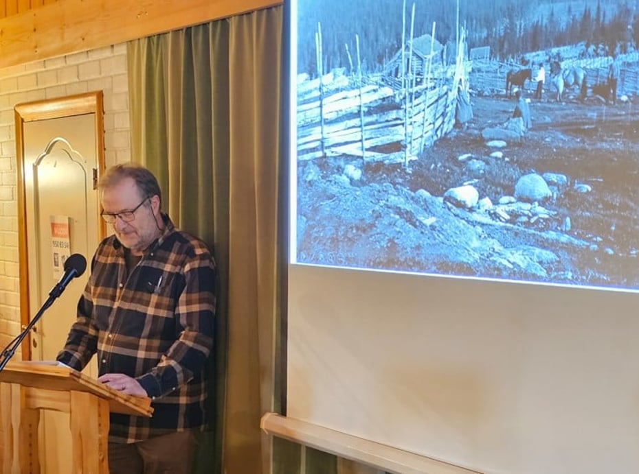 Atle Graff presenterer boka.