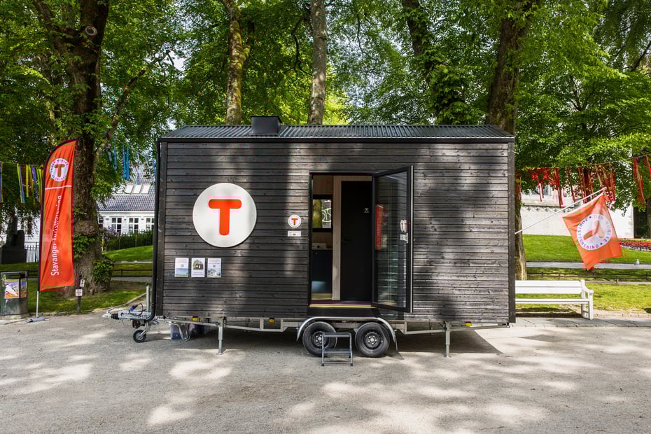 Hytta på hjul i park.