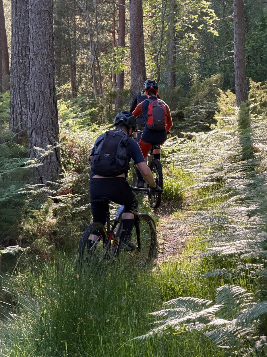 Syklister på tur opp en sti