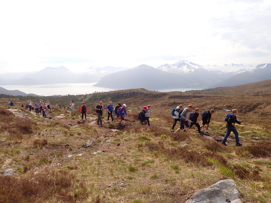 Ungdommer går over fjellet