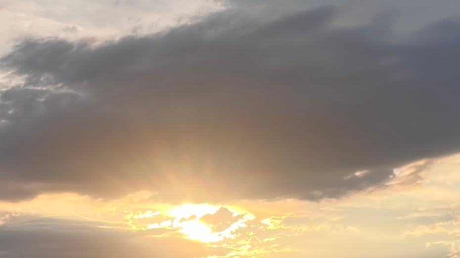Bilde av solnedgang med skyer