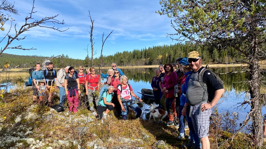 Gjengen samlet foran båten