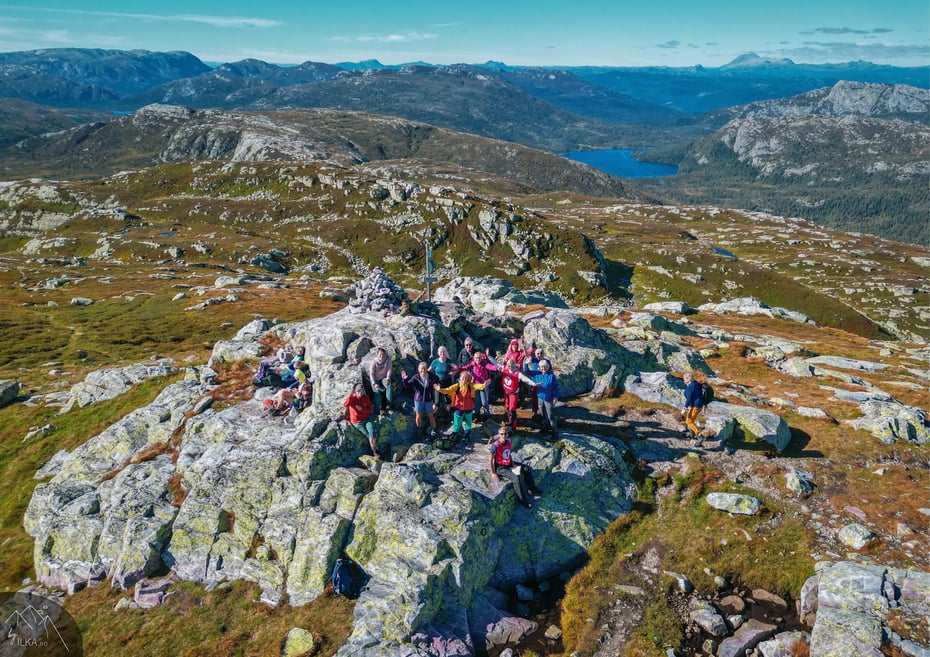 Mennesker på en fjelltopp, sett fra fugleperspektiv