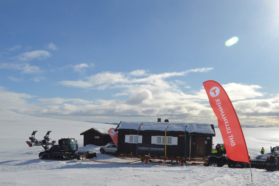 Hytte flyttes på slede