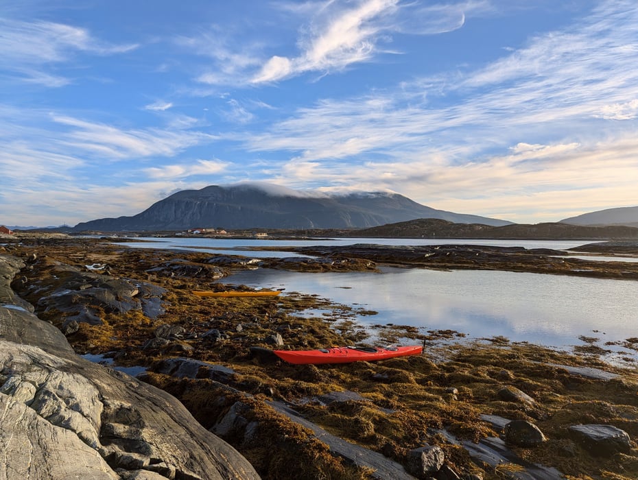 Kajakker i fjæra utenfor Tustna