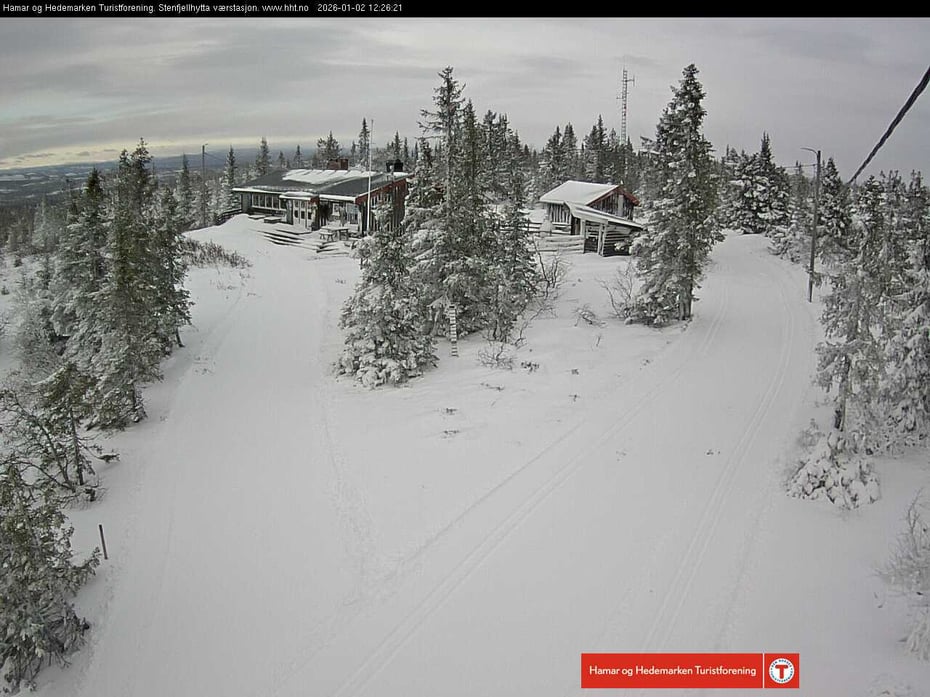 Nå er det vinterforhold på Stenfjellhytta (bilde fra 02.01.26)