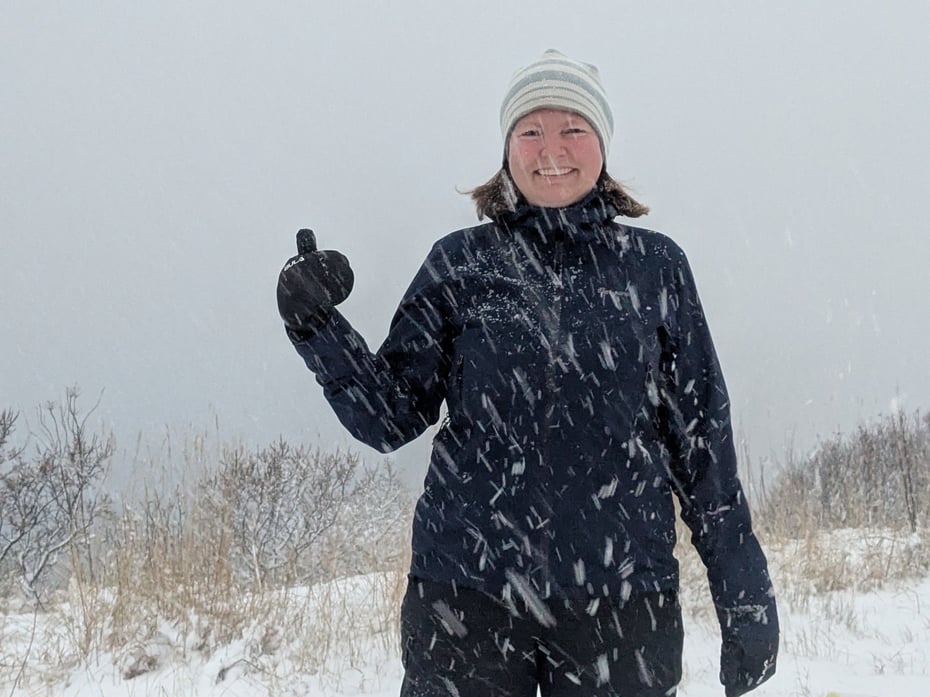 Svartkledd dame i snøvær