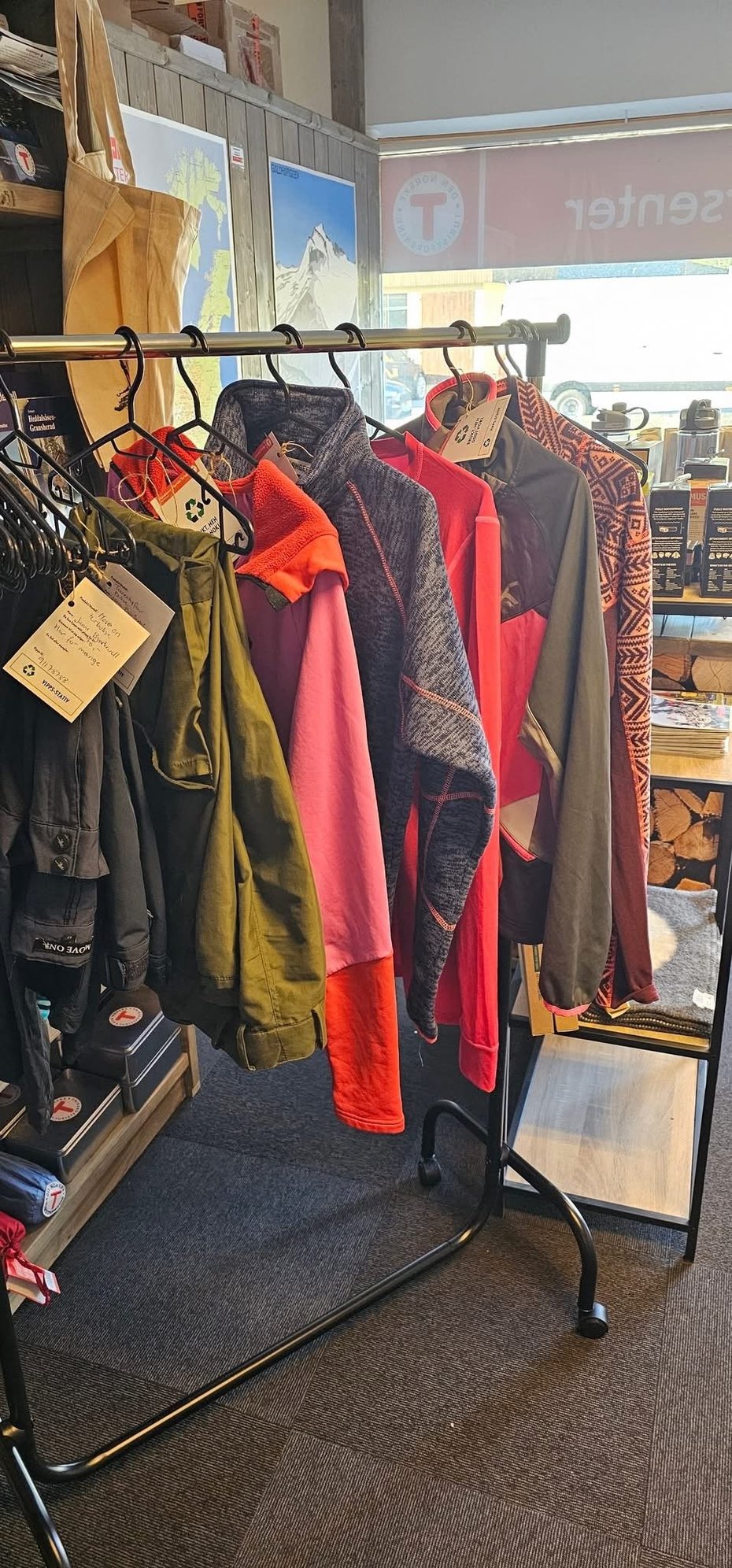 Stativ med klær for salg