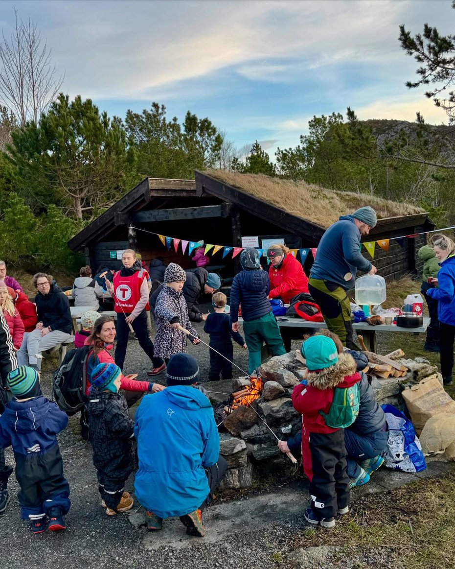 Bilde av folk som båler