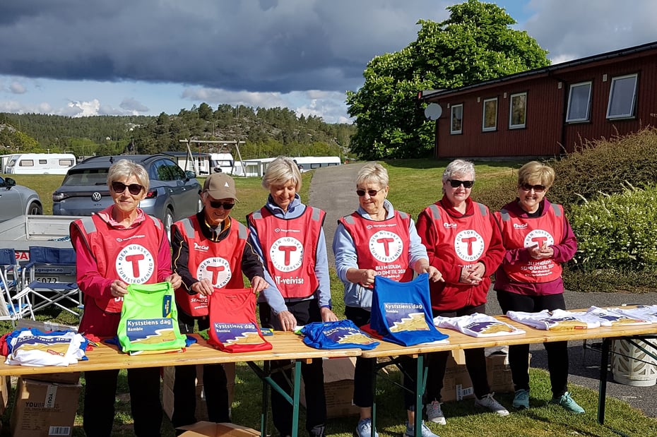 Seks mennesker med turisforeningsvest