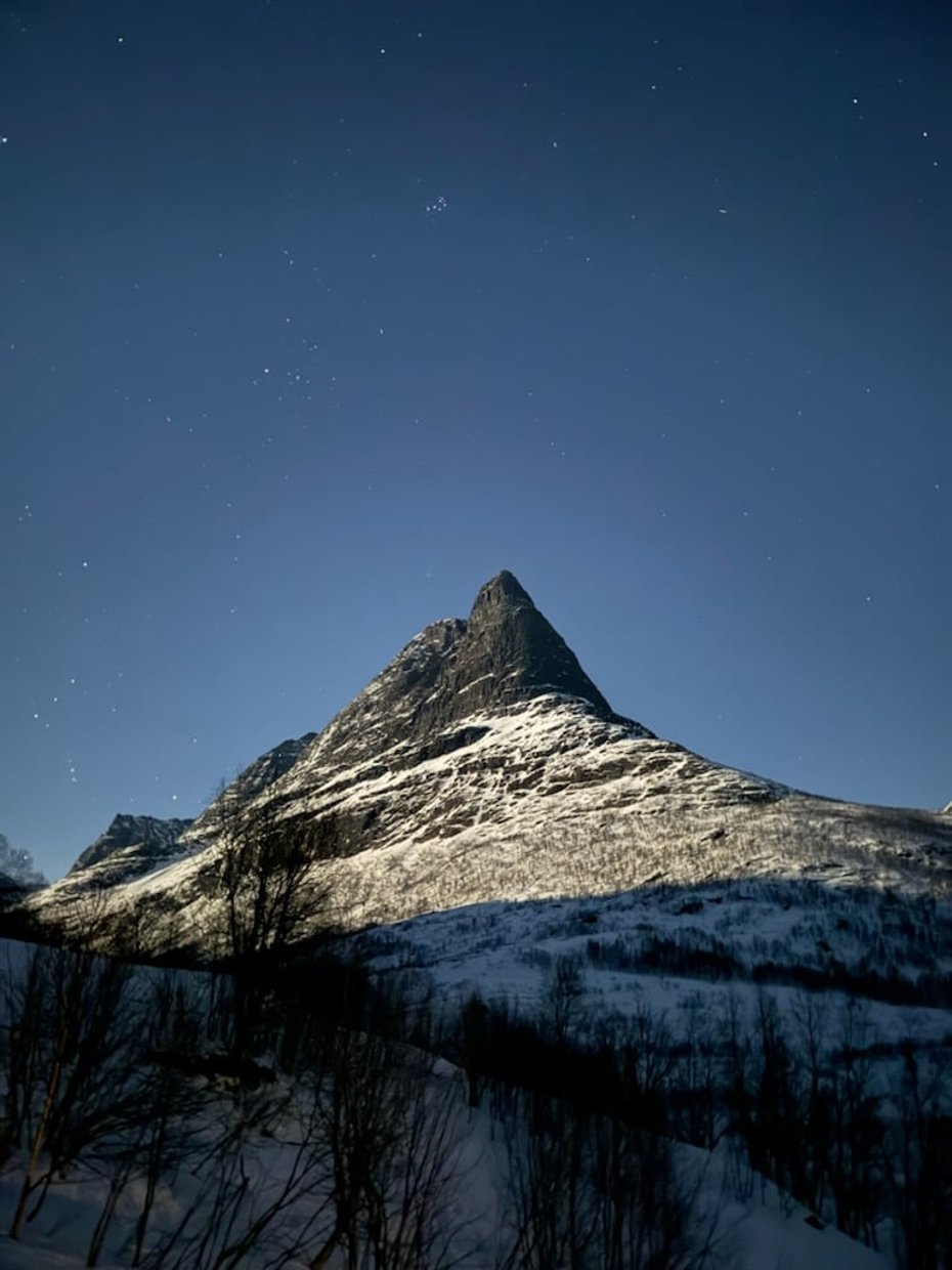 Fjellet Innerdalstårnet i måneskinn