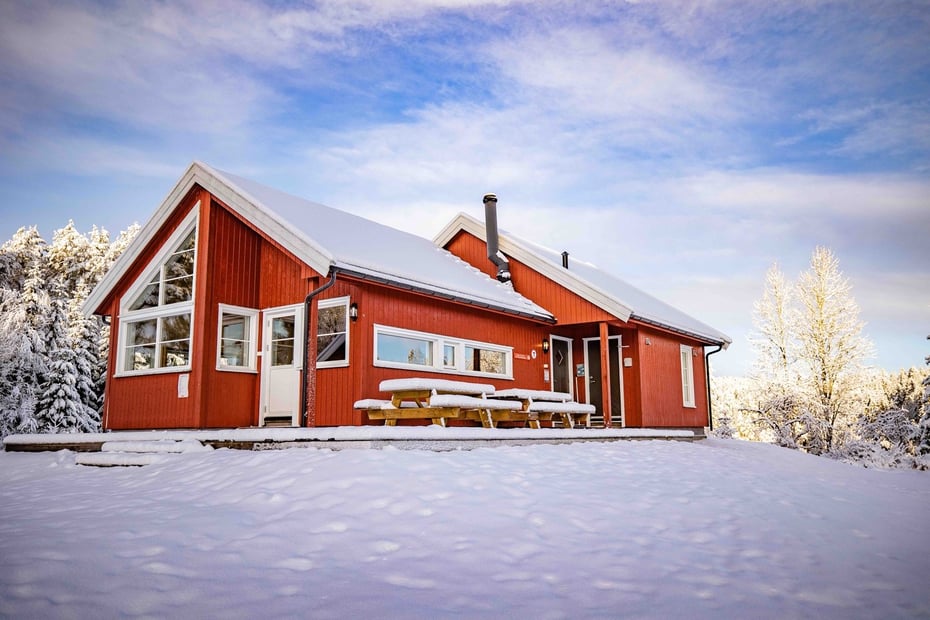 Den røde Østtorphytta i snø- og vinterskrud.