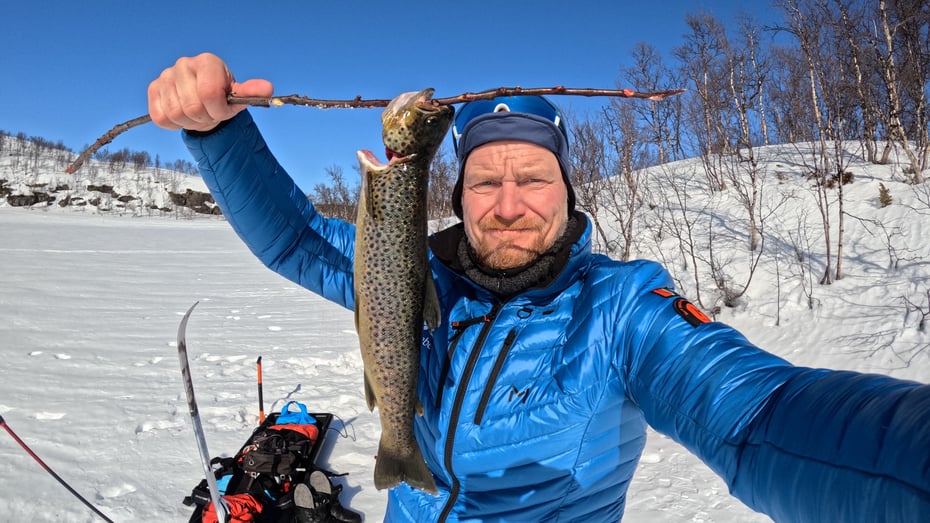 Mann med flott isfiskefangst