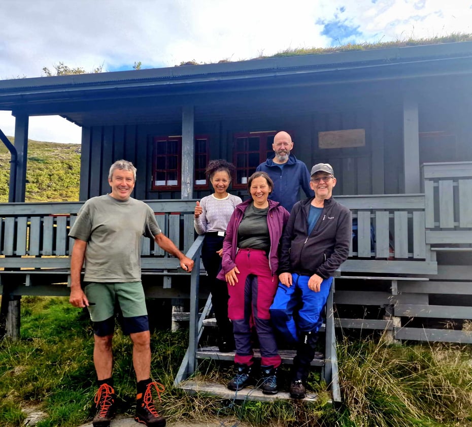 Turfølget på trappen til Tverrlihytta