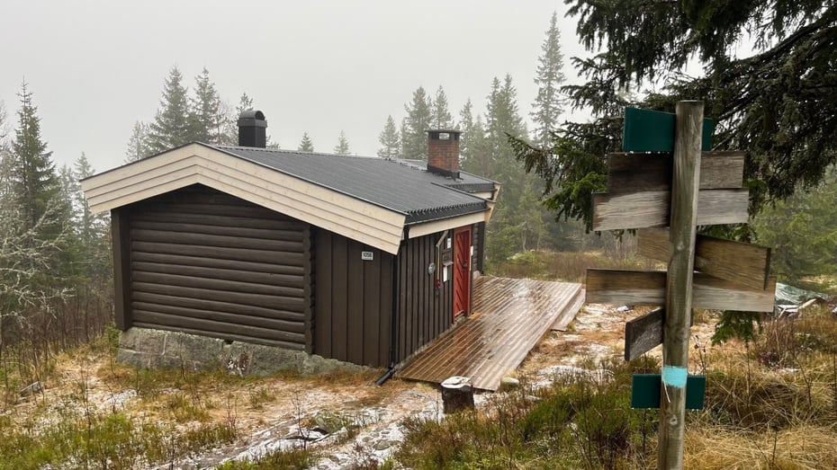 Tjuenborgkoia har fått nytt tak, pipe og peisovn