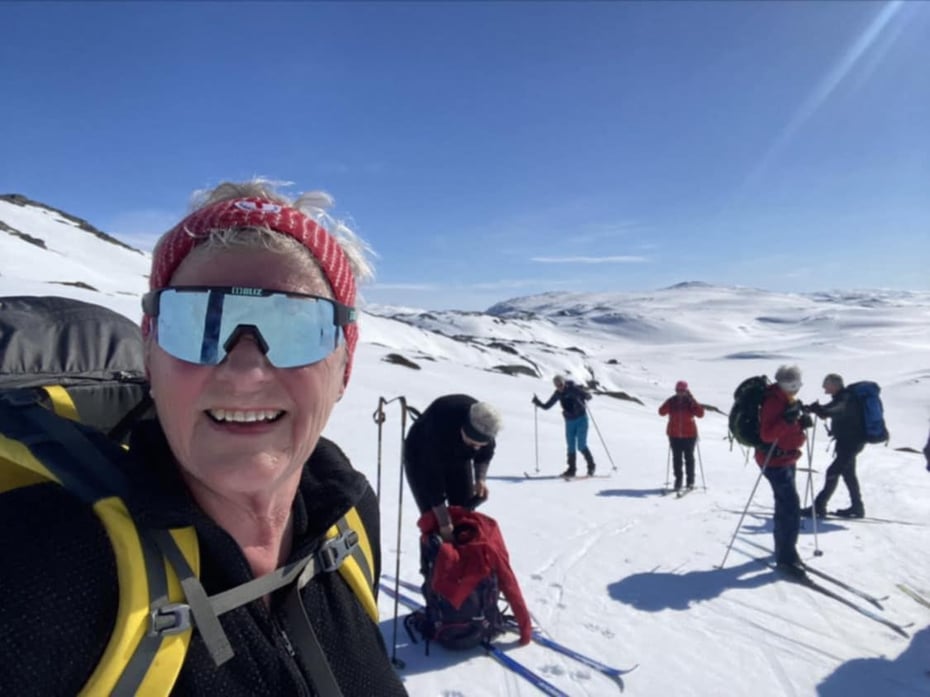 Bjørg Ekker på ski i sol og fint føre