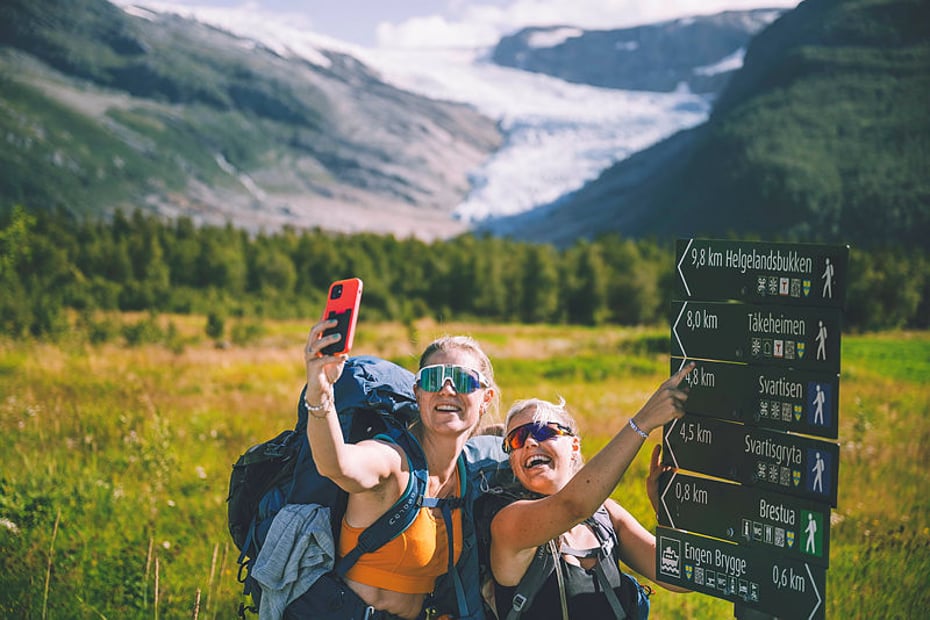To damer tar selfie og poserer foran bre