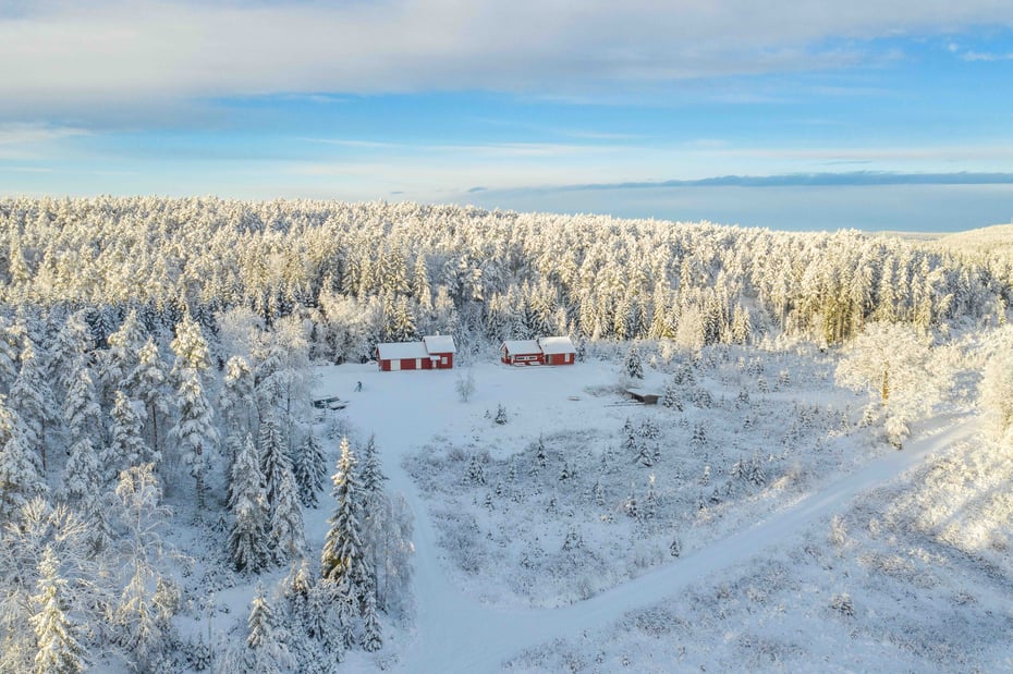 Østtorp og Østtorphytta dekket med snø. Foto. 
