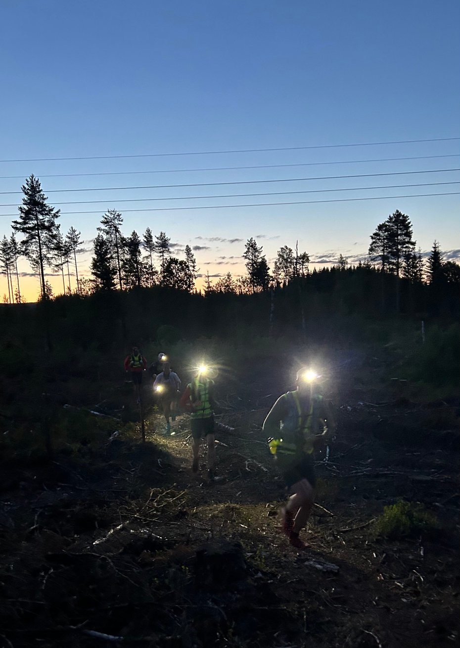 Ultraløpere gjennom natten med hodelykt