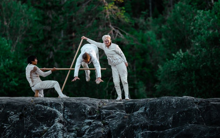 Hvitkledde dansere fra FRIKAR under forestillingen GANDR.