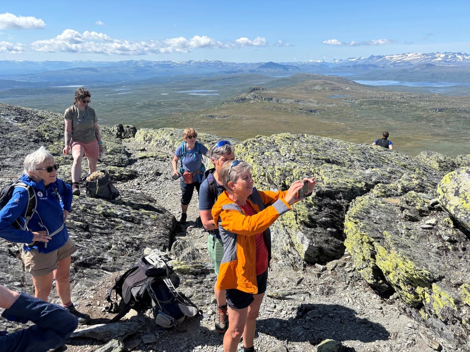 Frå toppen av Skaget er det vidt utsyn, her vestover mot Vangsfjell og Jotunheimen.