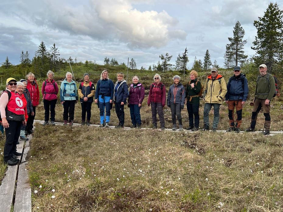 Flere mennesker står på linje
