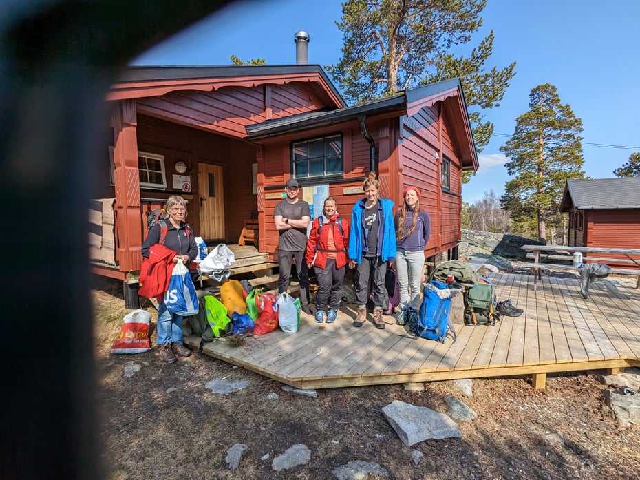 Dugnadsgjeng utenfor Lønsstua som straks skal i gang med dugnadsarbeid