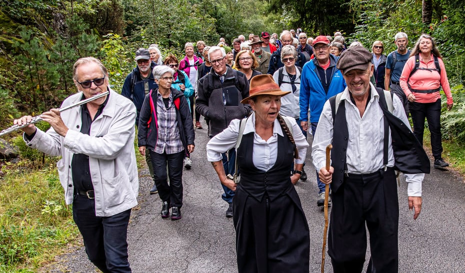 Guttorm spiller fløyte og mange andre går med på skogsbilvei 