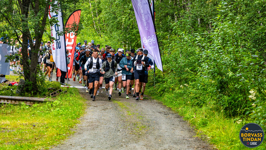 Fjelløp er i gang der løpere springer fra startstreken mot kamera
