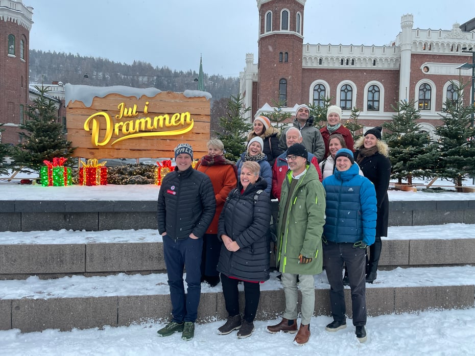 En gruppe mennesker samlet i Drammen sentrum en vinterdag.