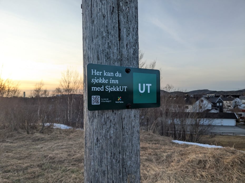 SjekkUT-skilt plassert på stolpe